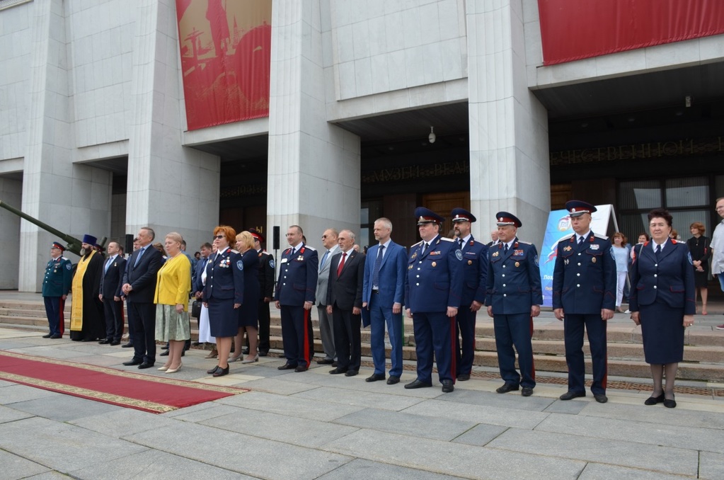 Атаман ВКО ЦКВ Иван Кузьмич Миронов и войсковой священник ЦКВ, настоятель храма св. равноап. кн. Владимира при МПКУ им. М.А.Шолохова иерей Марк Кравченко приняли участие в церемонии вручения дипломов выпускникам Первого казачьего университета