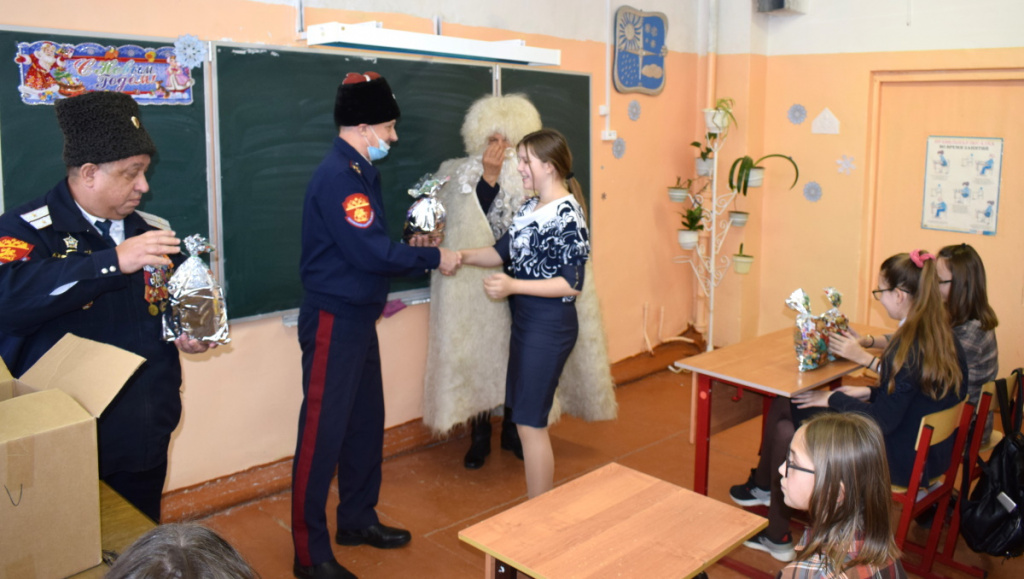 С подарками и пожеланиями добра