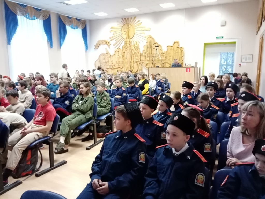 Кадеты казачьих классов Калуги почтили Героев Отечества