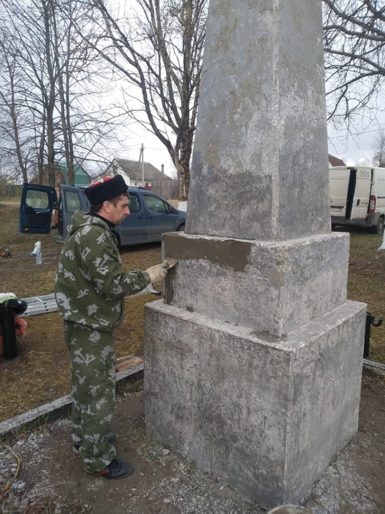 Дмитровские казаки облагораживают памятники к Дню Победы