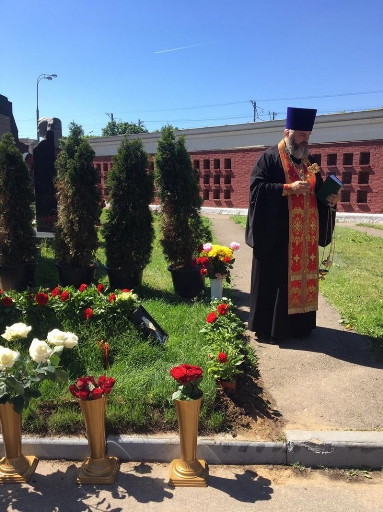 Иерей Марк Кравченко совершил панихиду по Элине Быстрицкой на Новодевичьем кладбище