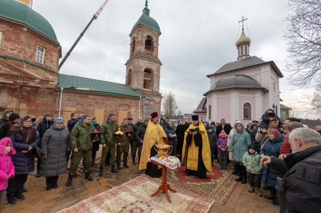 Дмитровские казаки помогают восстанавливать храм