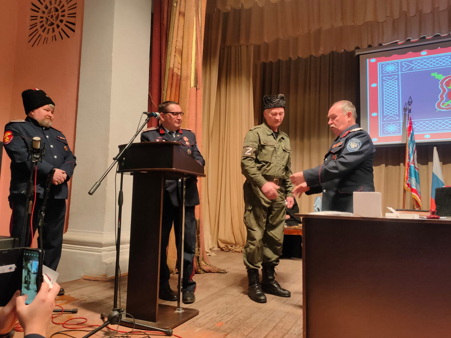 Сообразуясь с продиктованным  временем задачами