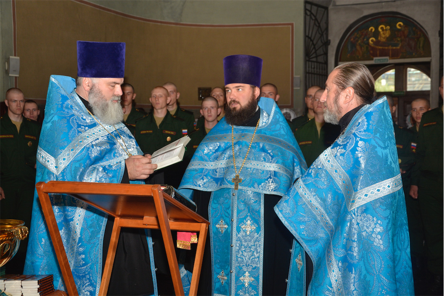 Под образами Пресвятой Богородицы
