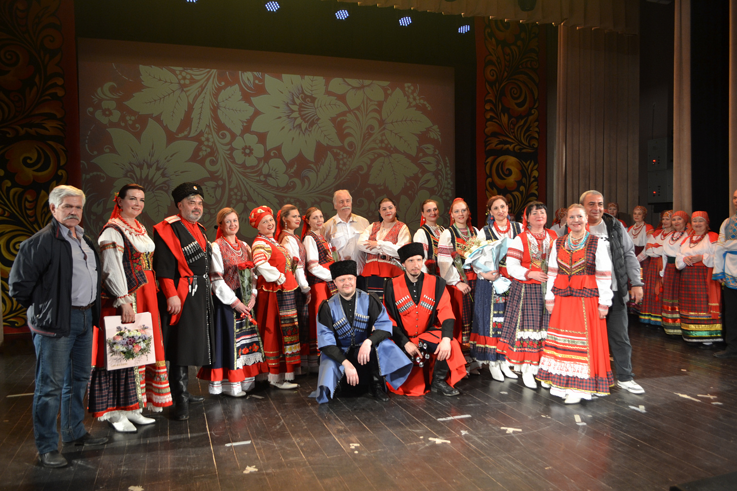 Снова льется здесь песня казачья
