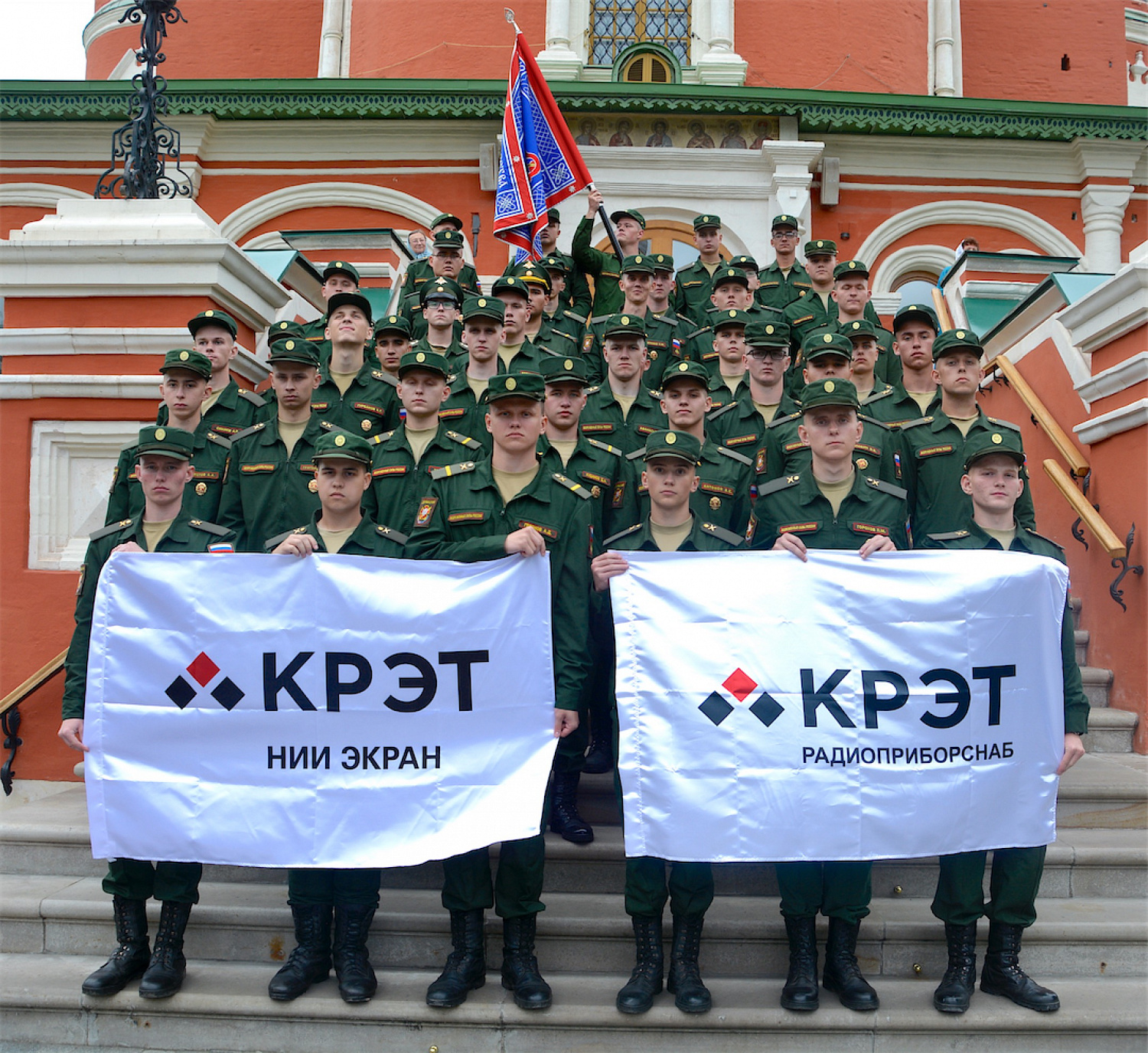 Под образами Пресвятой Богородицы