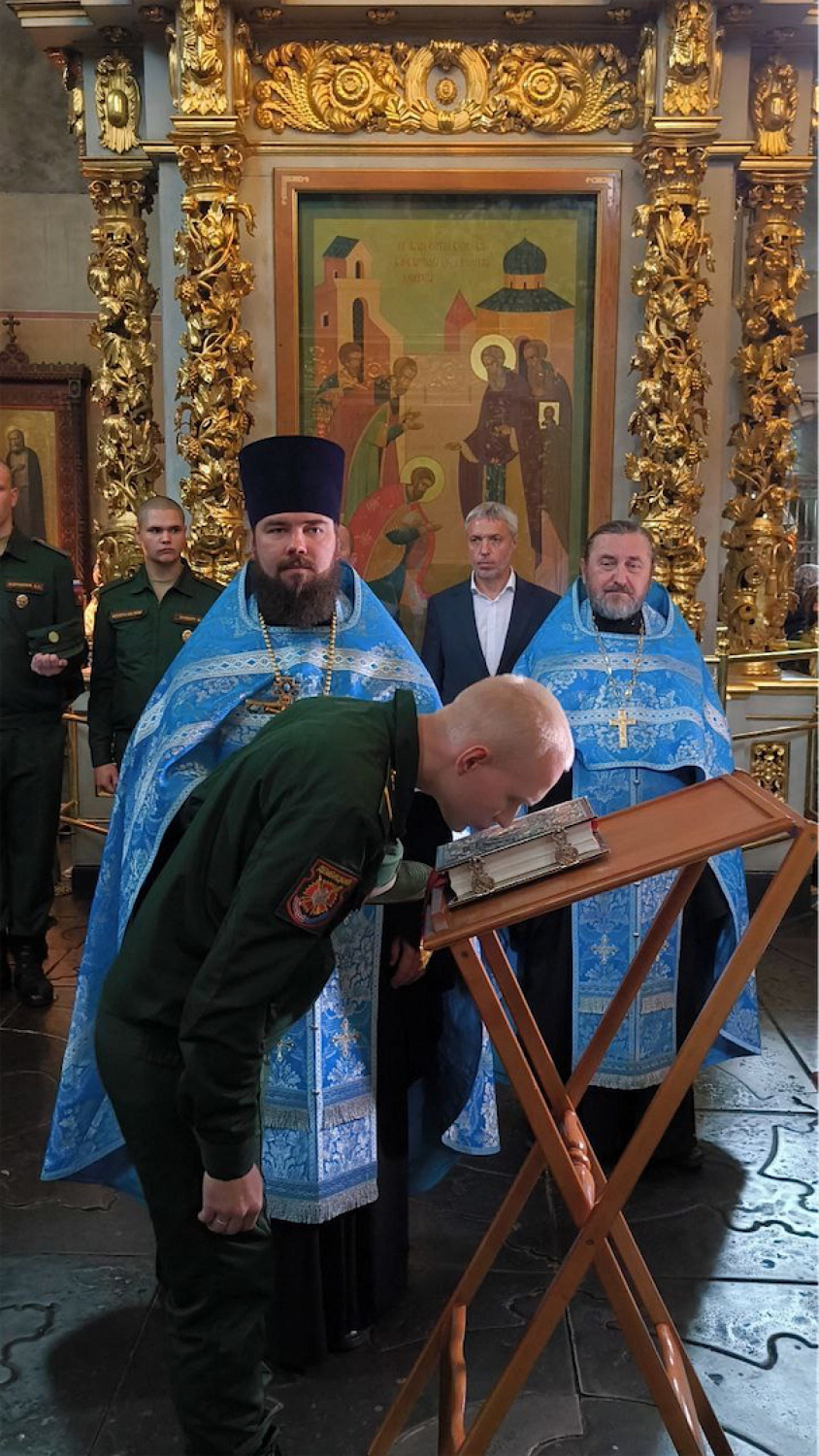 Под образами Пресвятой Богородицы