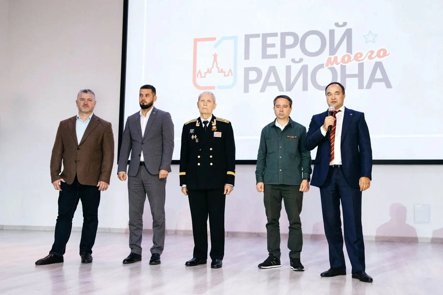 Атаман Центрального казачьего войска принял участие в патриотическом форуме «Герой моего района», где поздравил представителей войска, внесших особый вклад в жизнь Москвы и ее жителей