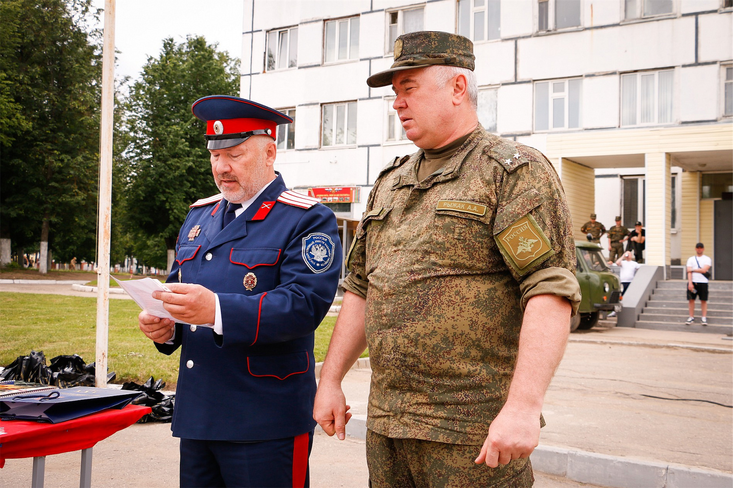 В День России военнослужащим-казакам вручили награды ВКО ЦКВ