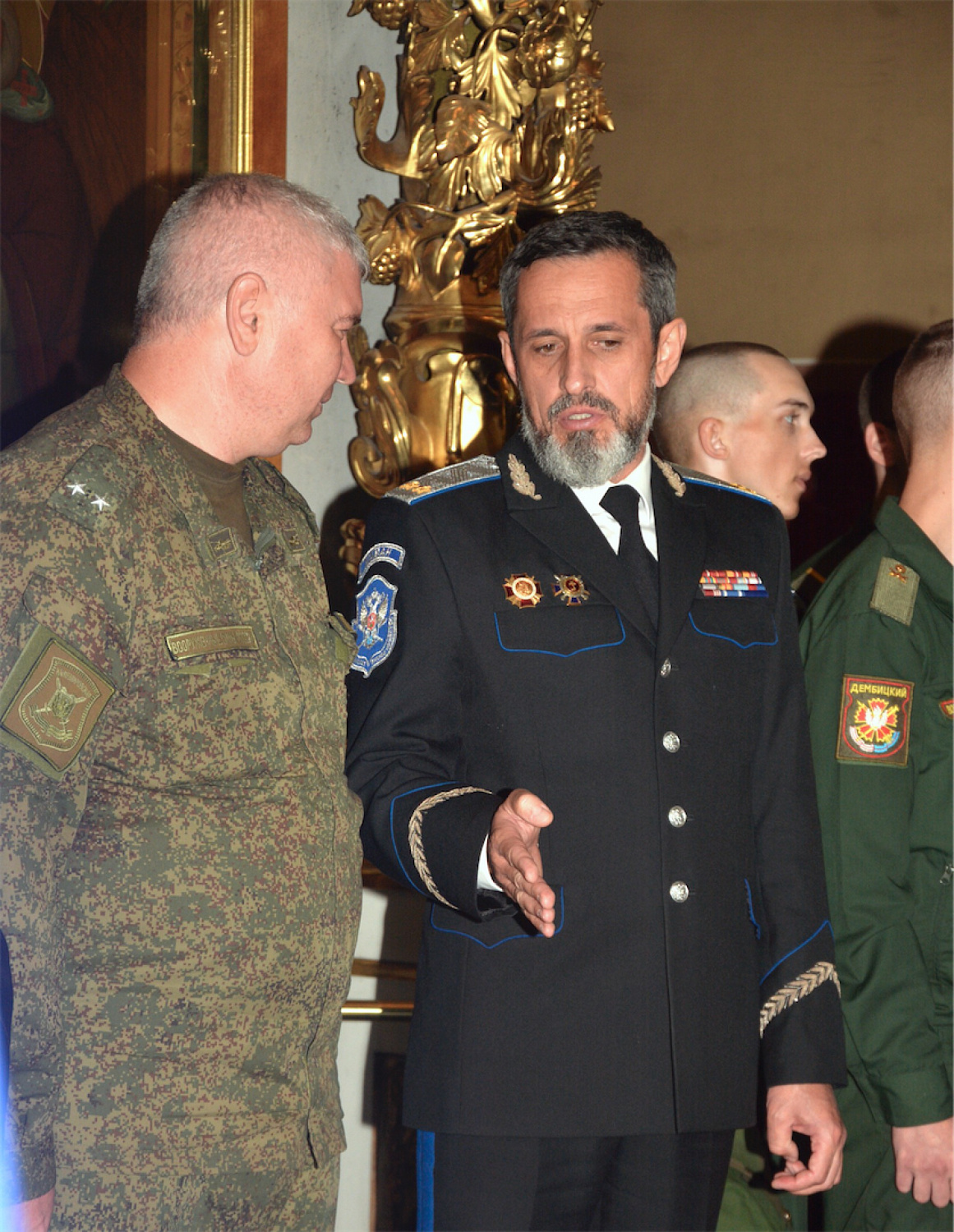 Под образами Пресвятой Богородицы