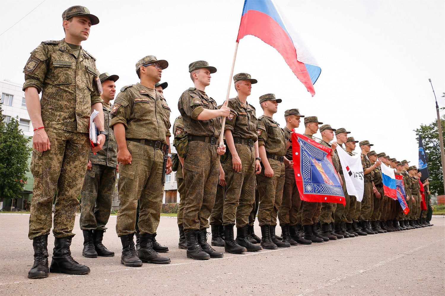 В День России военнослужащим-казакам вручили награды ВКО ЦКВ