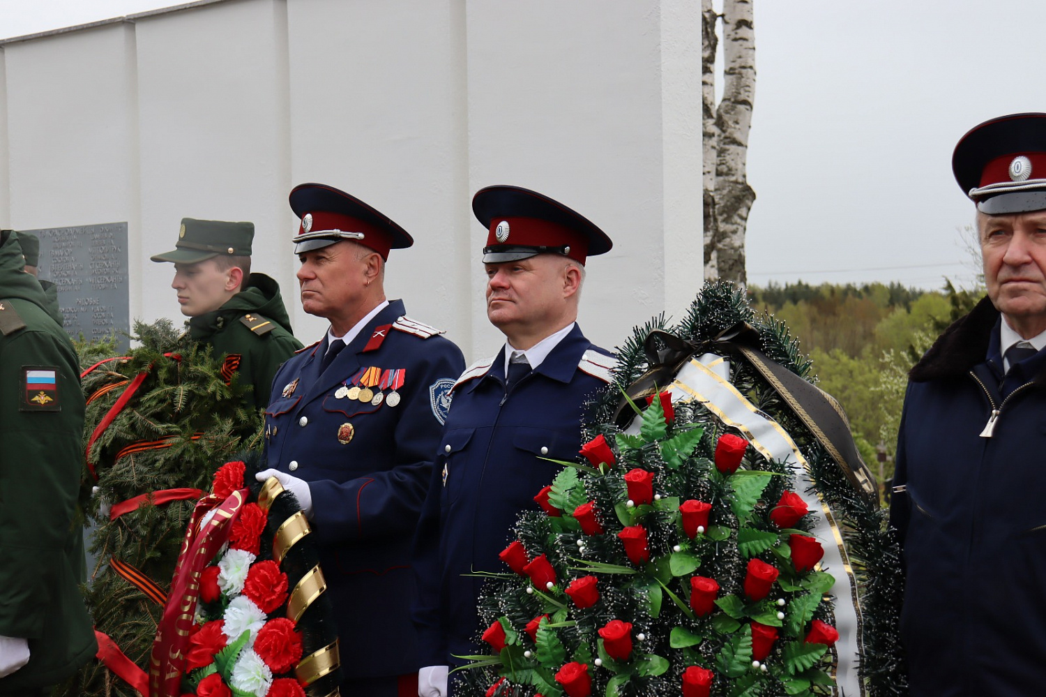 Здесь пядь земли, луга и перелески молчанием напоминают о войне..