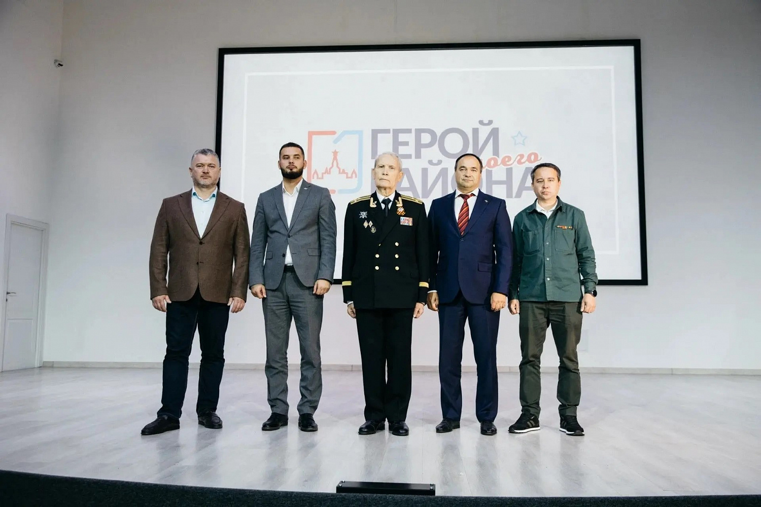 Атаман Центрального казачьего войска принял участие в патриотическом форуме «Герой моего района», где поздравил представителей войска, внесших особый вклад в жизнь Москвы и ее жителей