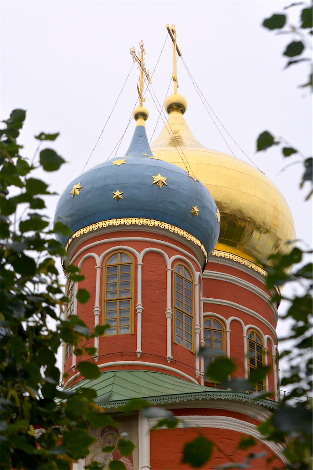 Под образами Пресвятой Богородицы