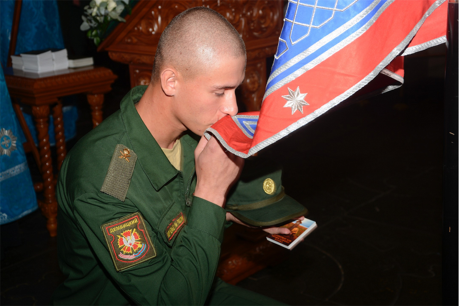 Под образами Пресвятой Богородицы