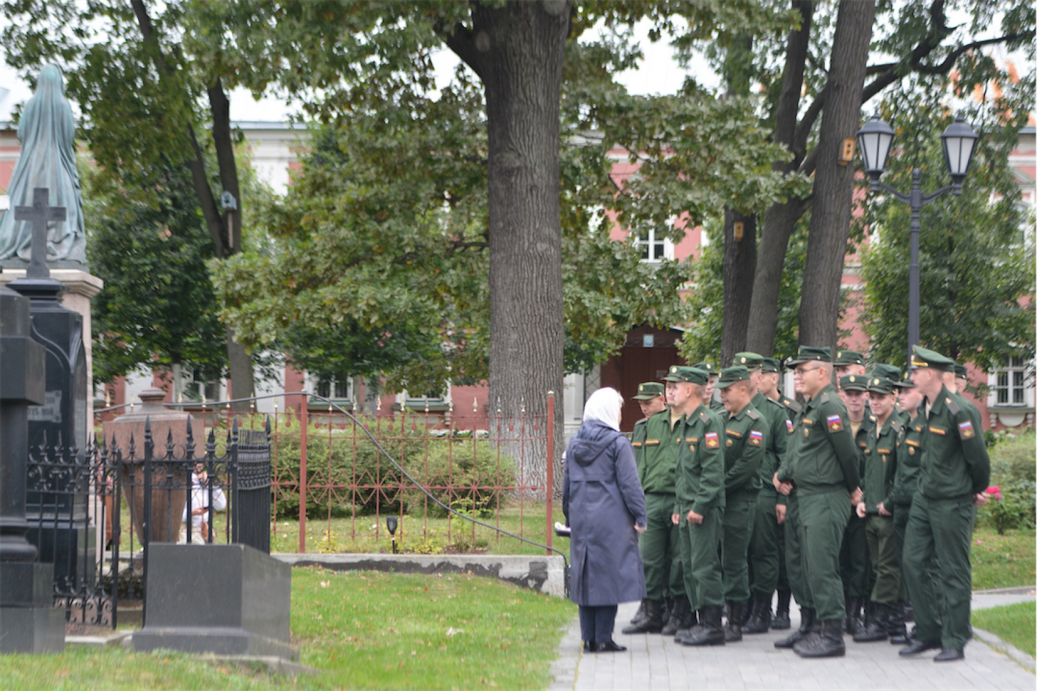 Под образами Пресвятой Богородицы