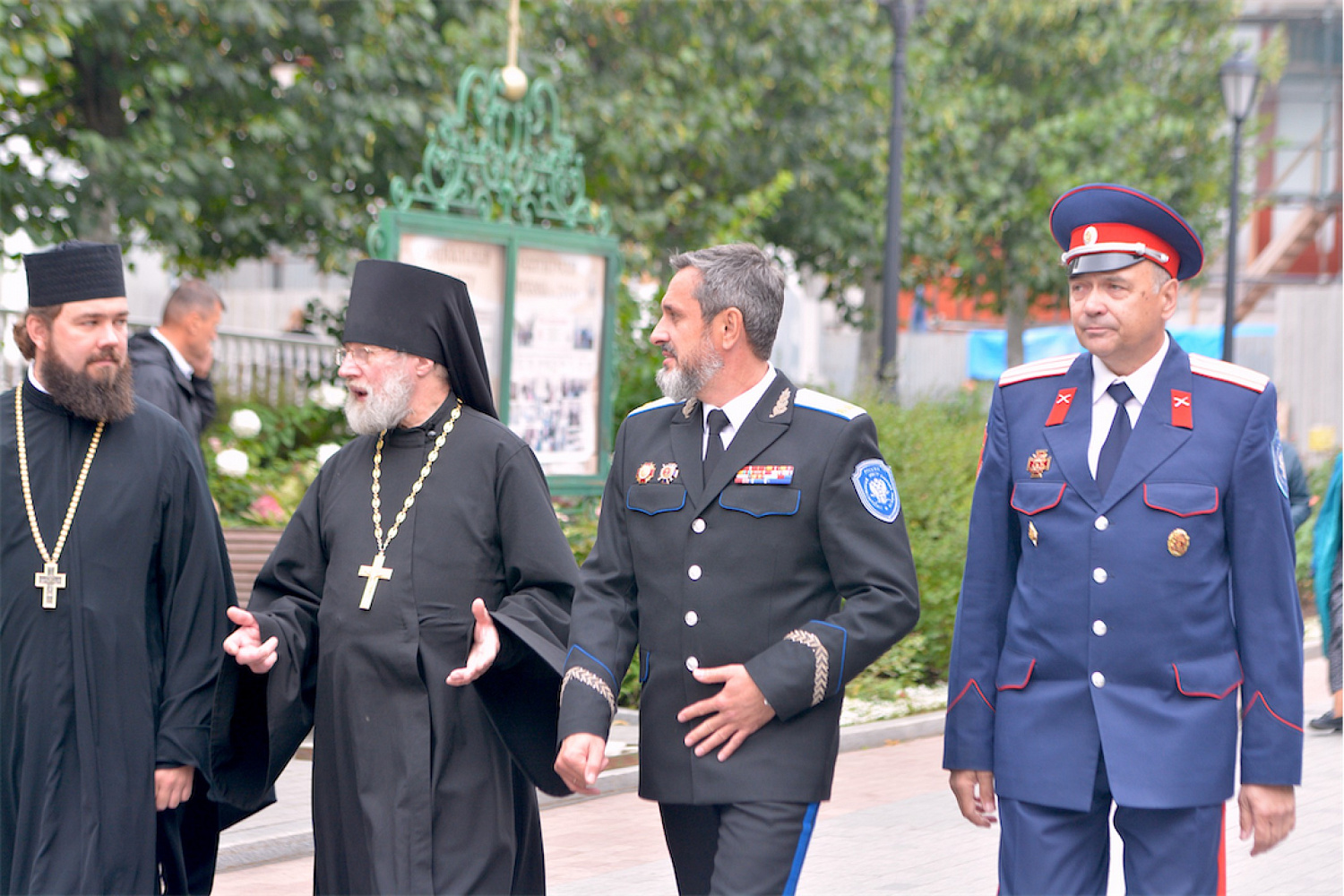 Под образами Пресвятой Богородицы