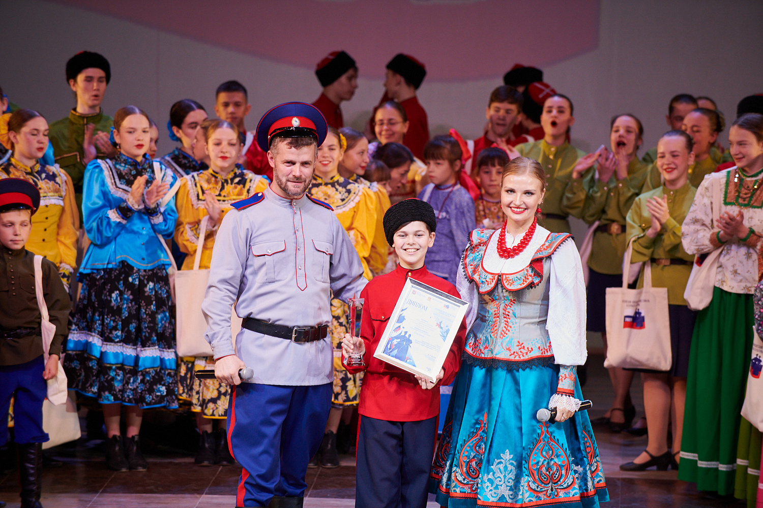 Раскинулась песня казака словно крылья у орла..