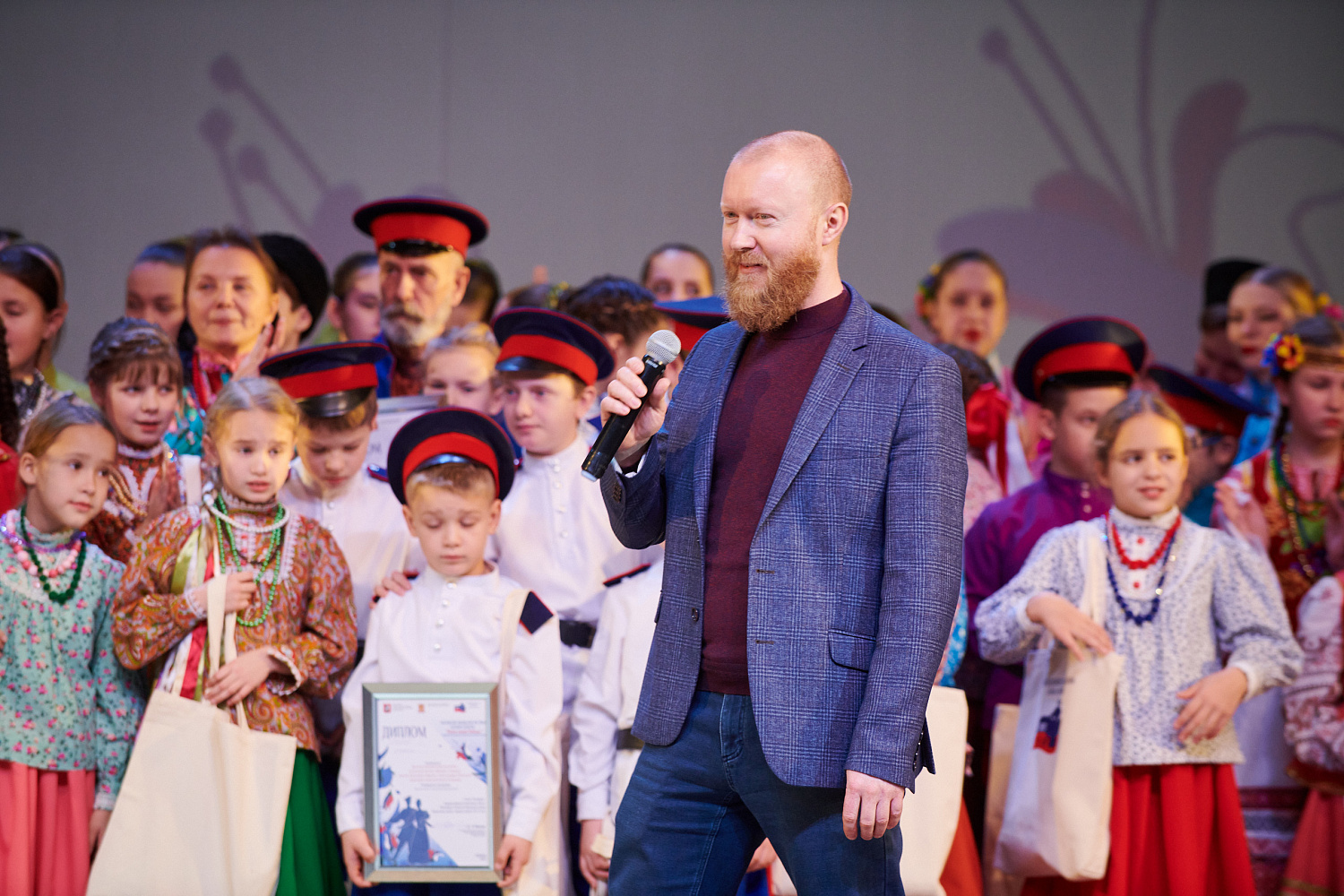 Раскинулась песня казака словно крылья у орла..